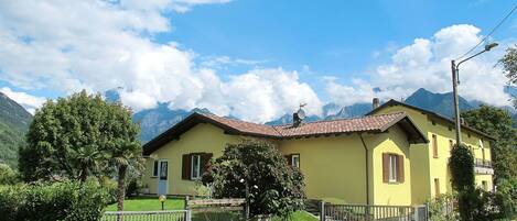 Wolke, Himmel, Pflanze, Gebäude, Eigentum, Fenster, Baum, Haus, Grundstueck, Zaun