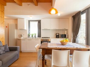 Meubles, Table, Propriété, Fenêtre, Cabinetry, Bois, Orange, Comptoir, Design Intérieur, Cuisine