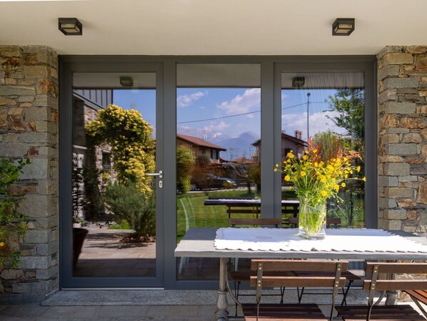 Plante, Fleur, Bâtiment, Propriété, Table, Fenêtre, Ombre, Bois, Design Intérieur