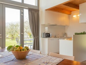 Comptoir, Cabinetry, Meubles, Propriété, Cuisine, Plante, Table, Bois, Design Intérieur, Éclairage