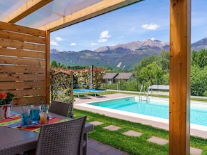 Nuage, Plante, Propriété, Table, Bâtiment, Ciel, Meubles, Chaise, Fenêtre, Piscine