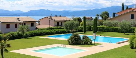 Property, Grass, Swimming Pool, Residential Area, House, Real Estate, Building, Estate, Home, Architecture