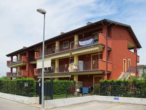 Himmel, Pflanze, Wolke, Fenster, Gebäude, Urban Design, Nachbarschaft, Wohngebiet, Fassade, Grundeigentum