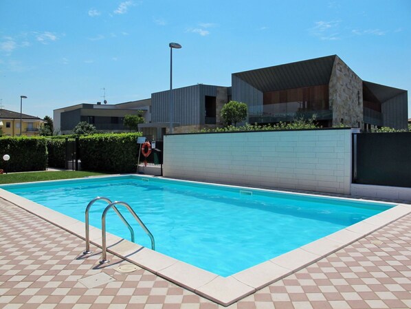 L'Eau, Ciel, Plante, Propriété, Piscine, Éclairage Public, Nuage, Bleu Azur, Bâtiment, Ombre