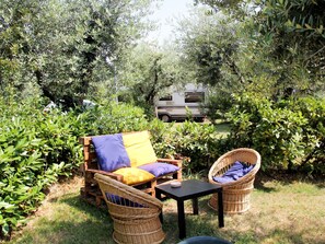 Pflanze, Möbel, Pflanzengemeinschaft, Natur, Natürliche Landschaft, Gartenmöbel, Baum, Stuhl, Gras, Tisch Im Freien