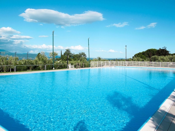 Cloud, Water, Sky, Daytime, Property, Blue, Swimming Pool, Building, Nature, Azure