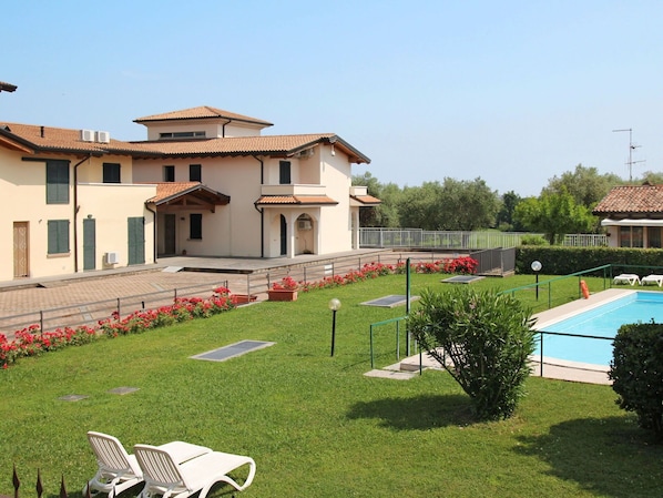 Piscine, Plante, Propriété, Immobilier, Zone Résidentielle, Bâtiment, Maison, Domicile, Toit, Pelouse