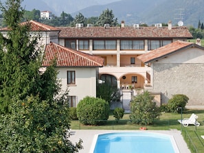 Fenêtre, Propriété, Maison, Zone Résidentielle, Immobilier, Arbre, Toit, Bâtiment, Domicile, Porte