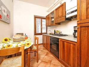 Cabinetry, Meubles, Propriété, Comptoir, Table, Design Intérieur, Orange, Appareil De Cuisine, Bois, Cuisine