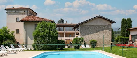 Water, Cloud, Sky, Plant, Building, Property, Swimming Pool, Azure, Tree, Shade