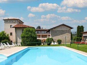 L'Eau, Nuage, Ciel, Plante, Bâtiment, Propriété, Piscine, Bleu Azur, Arbre, Ombre