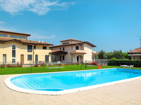 Water, Sky, Plant, Building, Swimming Pool, Window, Azure, Cloud, House, Tree