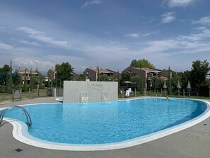 Wasser, Himmel, Wolke, Schwimmbad, Azurblau, Freizeit, Verbundwerkstoff, Schatten, Rechteck, Baum