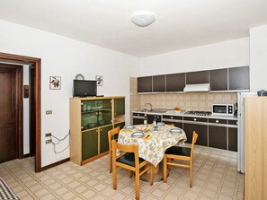 Zimmer, Möbel, Eigentum, Küche, Cabinetry, Gebäude, Grundeigentum, Interior Design, Gelb, Countertop