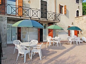 Table, Meubles, Propriété, Fenêtre, Bâtiment, Parapluie, Chaise, Tableau De Plein Air, Bleu Azur, Ombre