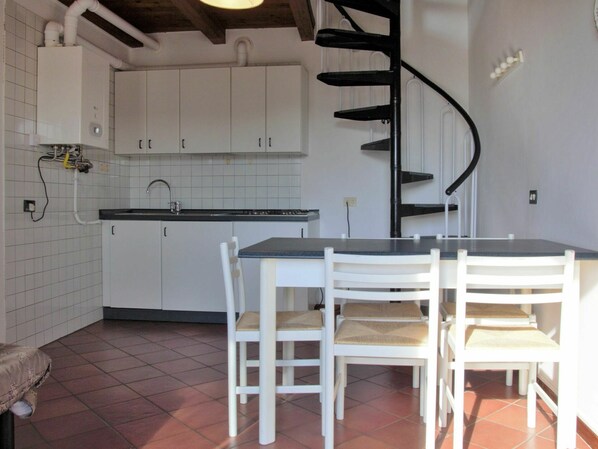 Evier, Propriété, Meubles, Cabinetry, Évier, Bois, Robinet, Design Intérieur, Comptoir, Sol