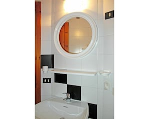 Spiegel, Zapfhahn, Sinken, Bad Sink, Armatur, Cabinetry, Holz, Interior Design, Badezimmer