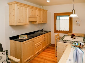 Countertop, Cabinetry, Eigentum, Möbel, Sinken, Küche, Schublade, Holz, Beleuchtung, Interior Design