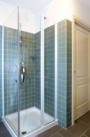 Armatur, Badezimmer, Tür, Interior Design, Fenster, Gittergewebe, Fussboden, Duschtür