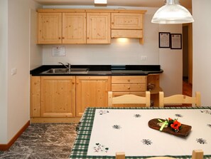 Cabinetry, Möbel, Countertop, Eigentum, Spüle, Holz, Schublade, Herd, Küche, Beleuchtung