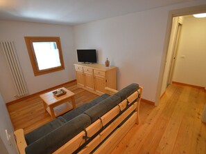 Möbel, Gebäude, Komfort, Holz, Interior Design, Fernsehen, Schublade, Fussboden, Flooring, Holzbeize