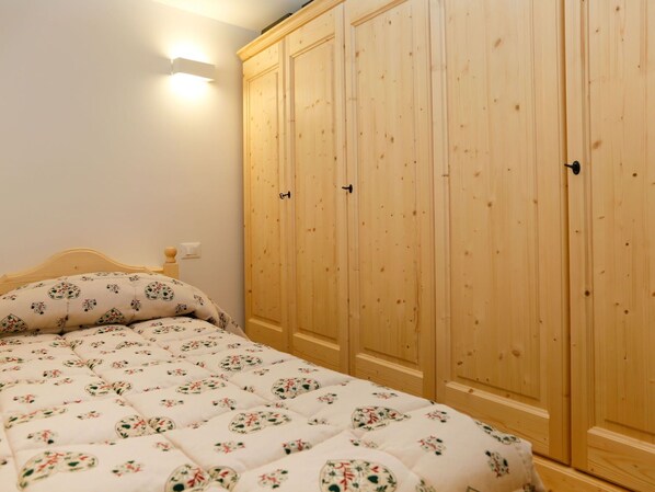 Möbel, Eigentum, Cabinetry, Textil, Gebäude, Komfort, Holz, Bett, Interior Design, Fussboden