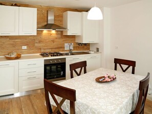 Countertop, Cabinetry, Möbel, Eigentum, Tabelle, Küche, Holz, Interior Design, Gebäude, Fussboden