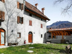 Gebäude, Himmel, Eigentum, Fenster, Pflanze, Grundstueck, Tür, Berg, Haus, Hütte