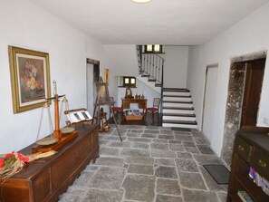 Bilderrahmen, Möbel, Holz, Cabinetry, Interior Design, Schublade, Fussboden, Flooring, Wohnzimmer, Holzbeize