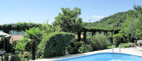 Agua, Planta, Cielo, Piscina, Nube, Azur, Edificio, Árbol, Sombra, Paisaje Natural