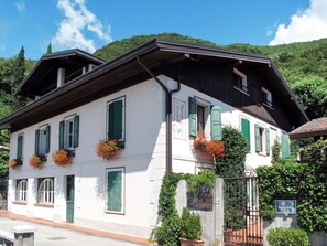 Pflanze, Wolke, Himmel, Gebäude, Fenster, Haus, Tür, Baum, Nachbarschaft, Blume