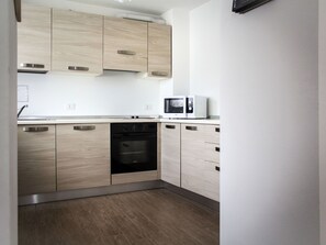 Cabinetry, Gebäude, Countertop, Küchengerät, Küche, Holz, Herd, Haushaltsgerät, Flooring, Fussboden