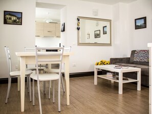 Tabelle, Bilderrahmen, Möbel, Eigentum, Holz, Interior Design, Gebäude, Flooring, Rechteck, Fussboden