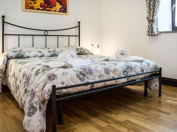 Spiegel, Möbel, Komfort, Holz, Bettrahmen, Kissen, Gebäude, Fussboden, Flooring