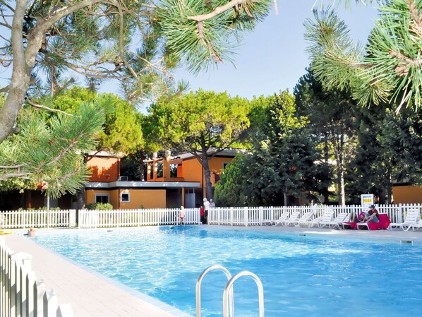 Swimming Pool, Property, Leisure, Resort, Real Estate, Building, Leisure Centre, Vacation, House, Tree