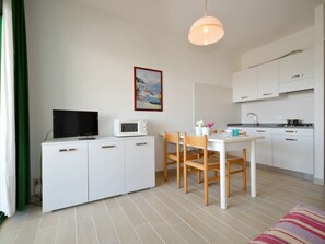 Zimmer, Möbel, Eigentum, Interior Design, Gebäude, Fussboden, Haus, Küche, Cabinetry, Tabelle