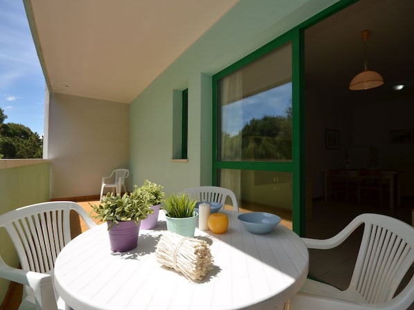 Tabelle, Pflanze, Möbel, Eigentum, Stuhl, Grün, Fenster, Geschirr, Schatten, Interior Design
