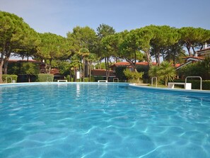 Wasser, Himmel, Pflanze, Schwimmbad, Baum, Haus, Gebäude, Strandresort, Gartenmöbel, Arecales