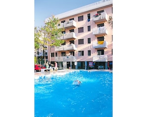 L'Eau, Bâtiment, Jour, Propriété, Fenêtre, Ciel, Bleu, Piscine, Bleu Azur, Condominium