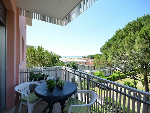 Ciel, Plante, Meubles, Table, Propriété, Bâtiment, Chaise, Arbre, Ombre, Architecture