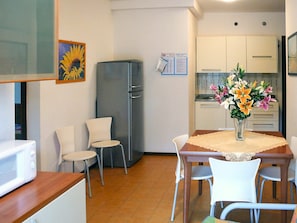 Pièce, Bâtiment, Meubles, Design Intérieur, Table, Sol, Salle À Manger, Maison, Sol, Chaise