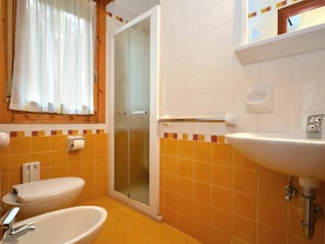 Badezimmer, Zimmer, Eigentum, Fliese, Wand, Armatur, Interior Design, Bad Zubehör, Badezimmerschrank, Die Architektur