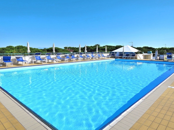 Wasser, Himmel, Schwimmbad, Pflanze, Rechteck, Gartenmöbel, Schatten, Verbundwerkstoff, Gebäude, Freizeit