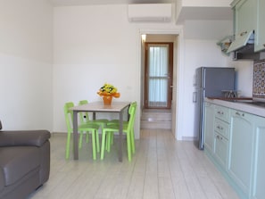 Design IntĂ©rieur, Meubles, Sol, Bois, Sol, Principaux Appliance, PiĂšce, Ăclairage, Cuisine, Table Cuisine Et Salle A Manger