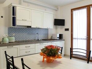 Zimmer, Möbel, Eigentum, Interior Design, Countertop, Küche, Gebäude, Cabinetry, Haus, Fussboden