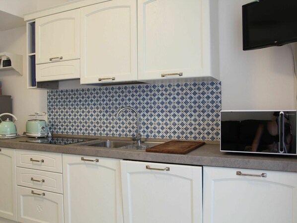 Cabinetry, Countertop, Eigentum, Spüle, Küche, Gebäude, Holz, Küchengerät, Herd, Interior Design
