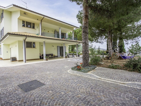 Plante, Bâtiment, Propriété, Fenêtre, Ciel, Surface De La Route, Arbre, Maison, Asphalte, Architecture