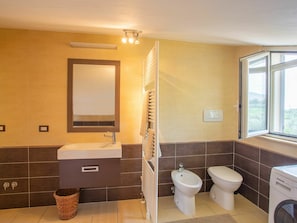 Miroir, Luminaire Plomberie, Évier, Armoire De Toilette, Propriété, Robinet, Lavabo, Fenêtre, Salle De Bains