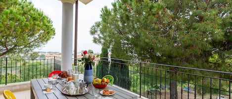 Table, Plante, Propriété, Meubles, Bâtiment, Vaisselle, Tableau De Plein Air, Arbre, Fleur, Mobilier De Jardin