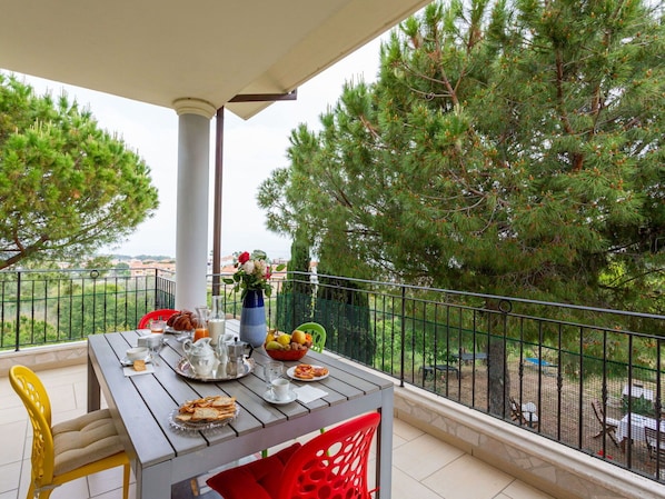 Table, Plante, Propriété, Meubles, Bâtiment, Vaisselle, Tableau De Plein Air, Arbre, Fleur, Mobilier De Jardin